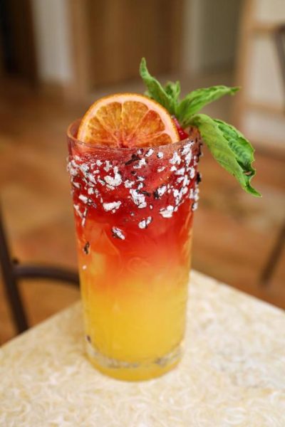 Cóctel tropical con naranja sanguina y hierbabuena en el Moabi Hotel, bebida refrescante de verano