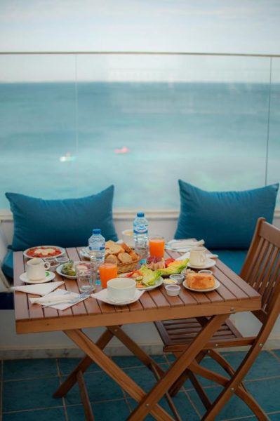 Desayuno buffet en terraza con vistas al mar del Hôtel Al Jazira Mahdia en Túnez