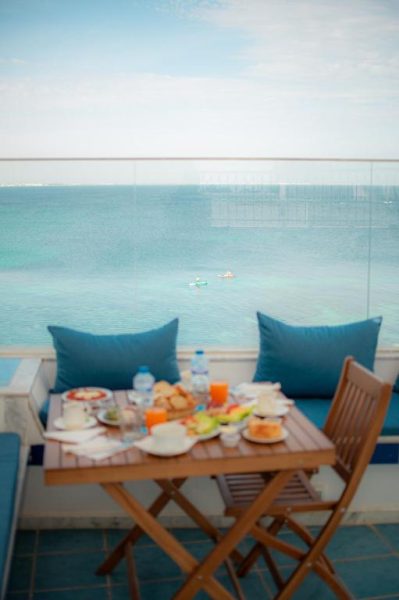Desayuno en terraza con vista al mar turquesa en el Hôtel Al Jazira Mahdia, Túnez