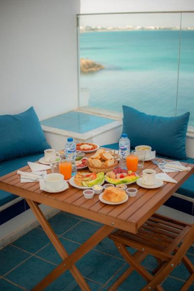 Desayuno buffet con vista al mar turquesa en el Hôtel Al Jazira Mahdia, Tunisia