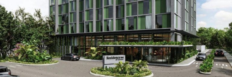 Fachada exterior del Residence Inn by Marriott San Jose Alajuela El Coyol con jardines tropicales