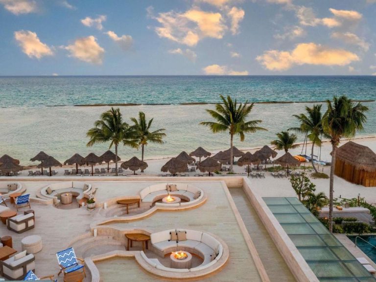 Terraza con fogones y zona lounge del Fairmont Mayakoba con vistas a la playa y palmeras del Caribe