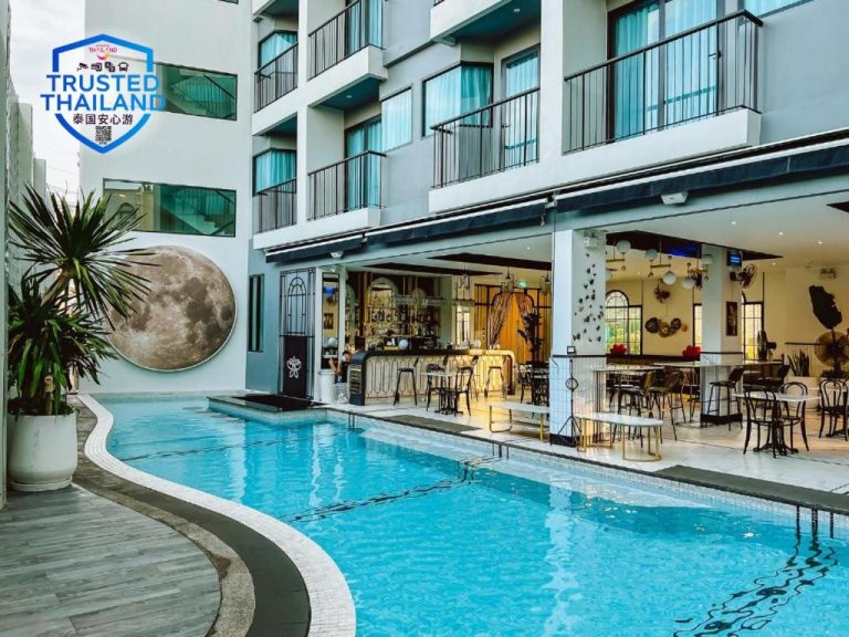 Piscina exterior con bar y terraza del Ratri Hotel Phuket Old Town en Tailandia