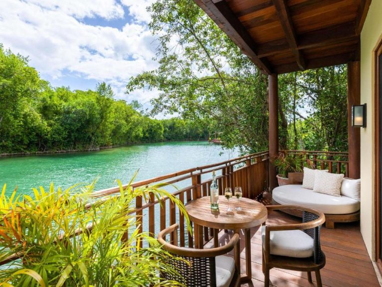 Terraza privada con vista a la laguna turquesa rodeada de manglares en el Fairmont Mayakoba
