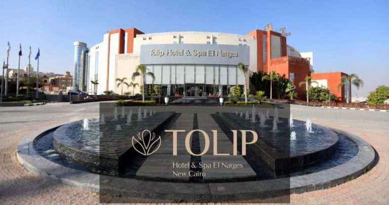 Fachada principal y fuente ornamental del Tulip Hotel & Spa El Narges en New Cairo, Egipto