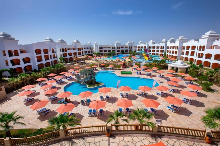 Piscina exterior con sombrillas y tumbonas del hotel Fun & Sun Naama Waves en Sharm El Sheikh