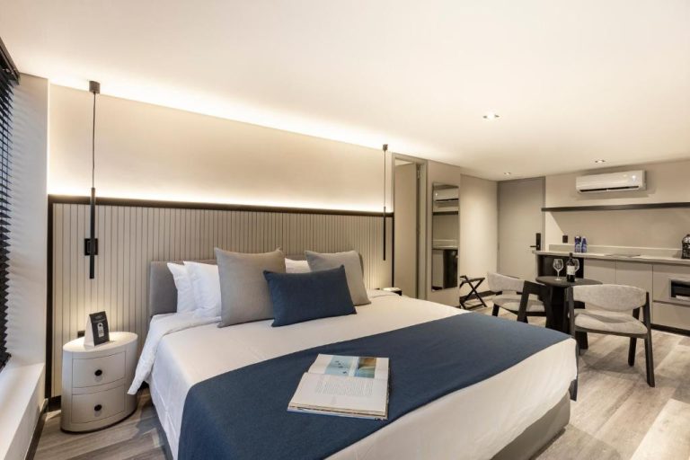 Habitación superior con cama doble y decoración moderna en tonos azules del Altus Hotel