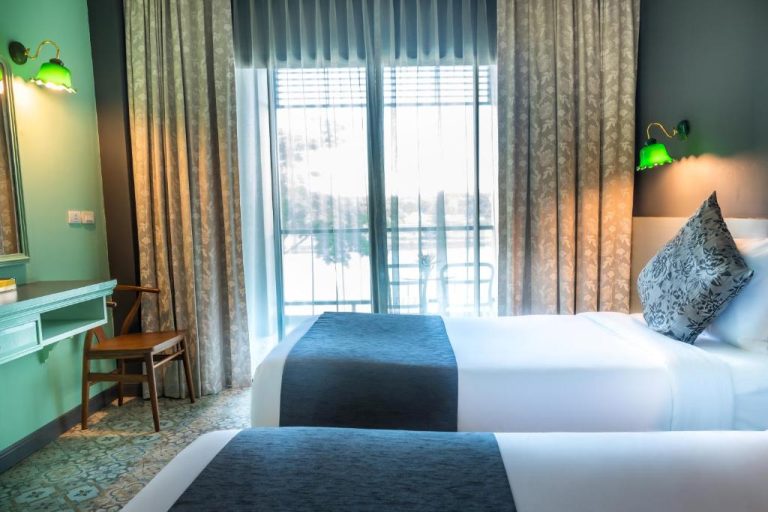 Habitación twin con dos camas y balcón en Chiangkhong Teak Garden Riverfront Onsen Hotel