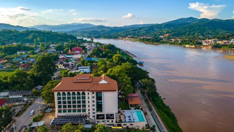 Vista aérea del Chiangkhong Teak Garden Riverfront Hotel con piscina exterior y el río Mekong
