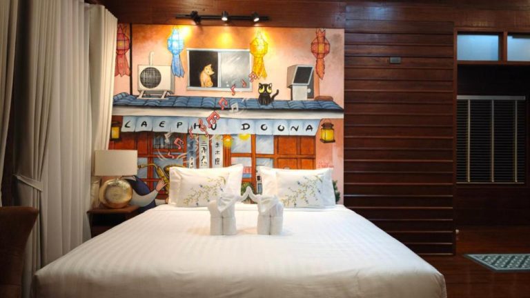 Habitación doble con mural artístico de gatos y linternas en DooNa Resort, decoración única temática