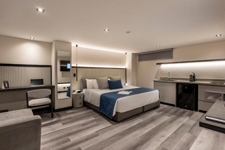Habitación deluxe moderna con cama king y kitchenette en Altus Hotel