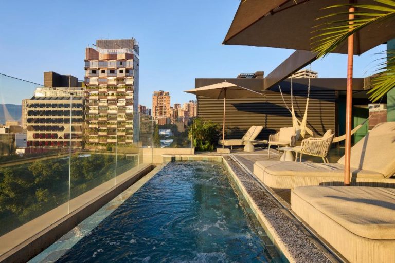 Piscina infinity en terraza rooftop del Celestino Boutique Hotel & Spa con vistas panorámicas a la ciudad