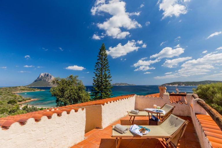 Terraza privada con tumbonas y vistas al mar turquesa en el Hotel Don Diego, Cerdeña