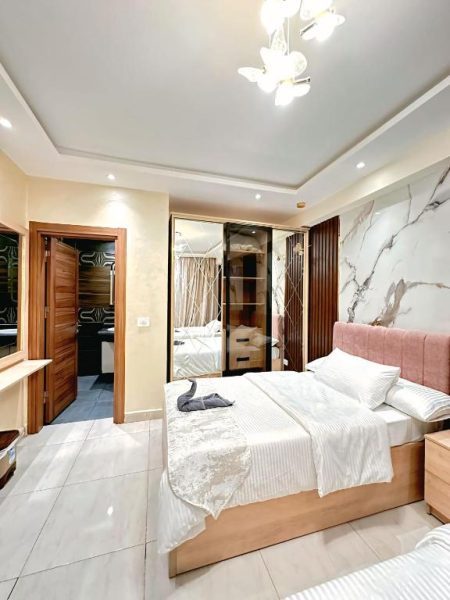 Habitación doble de lujo con cama king y pared de mármol en Luxury Sharm Hills Resort