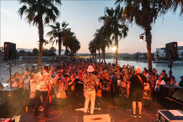 Concierto en vivo al atardecer frente al mar en Hotel El Ganzo Adults Only Los Cabos