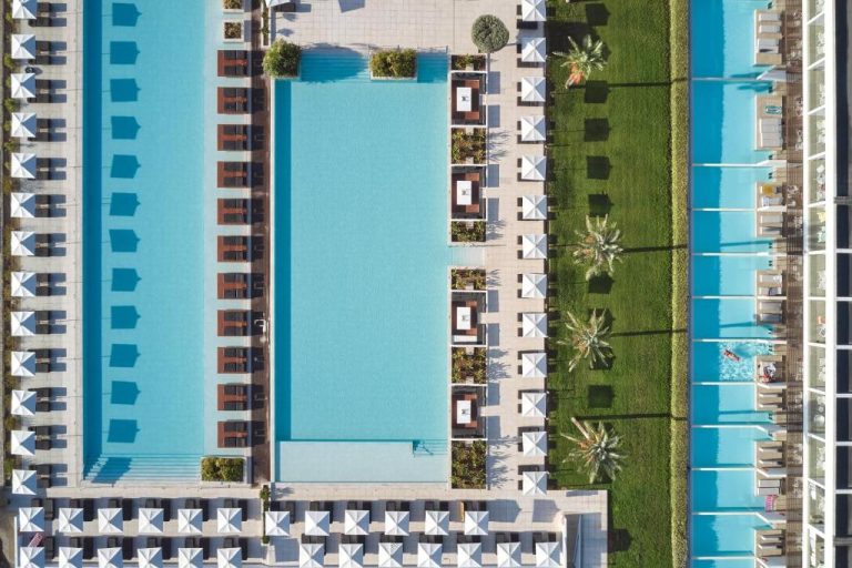 Vista aérea de las piscinas exteriores y tumbonas del Gennadi Grand Resort Premium All Inclusive en Rodas