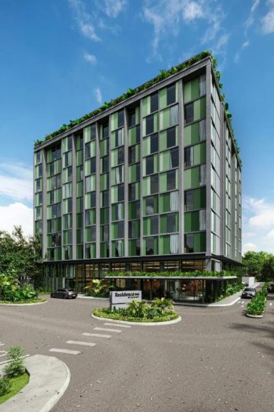 Fachada exterior del Residence Inn by Marriott San José Alajuela con jardines verticales y diseño moderno