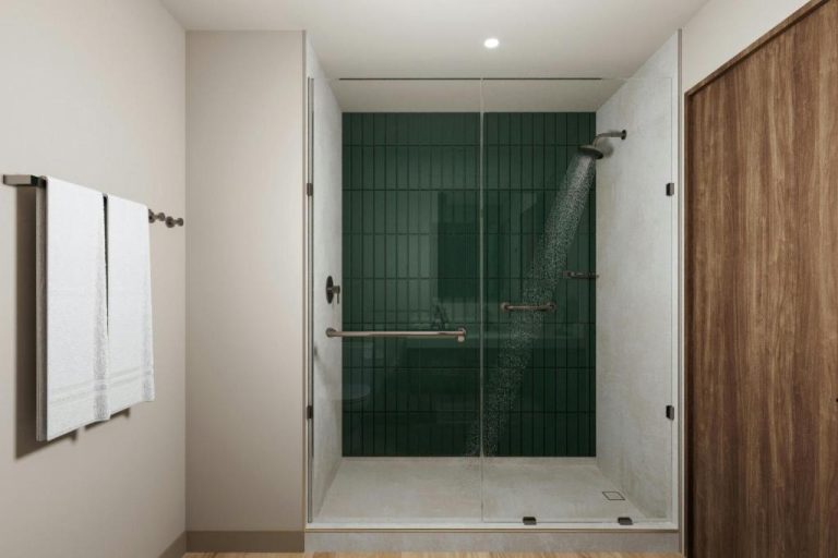 Ducha moderna con azulejos verdes y mampara de cristal en Residence Inn by Marriott San Jose Alajuela