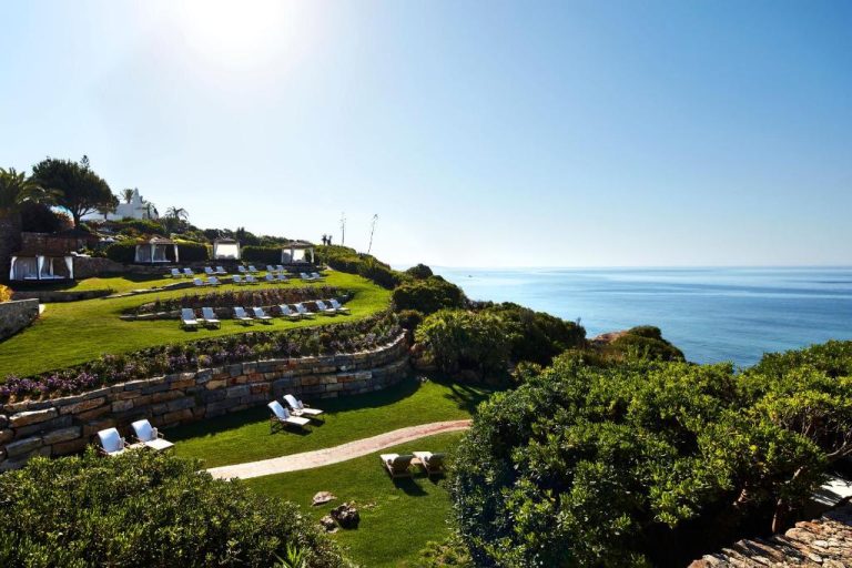 Jardines en terrazas con tumbonas y vistas al mar del resort Vila Vita Parc en el Algarve