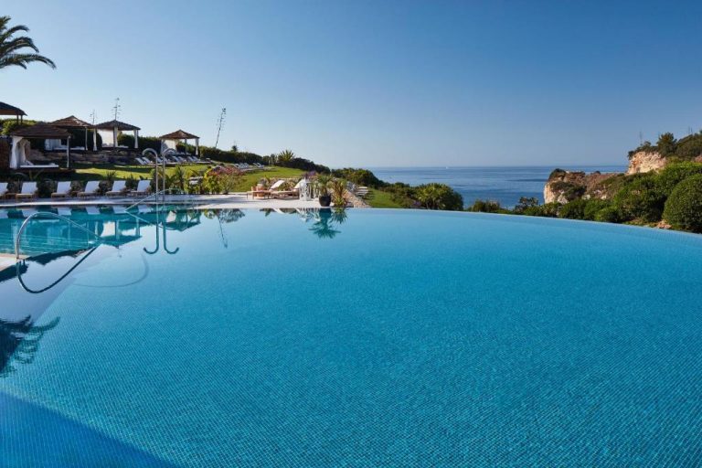Piscina infinita con vistas al mar Mediterráneo y jardines del resort Vila Vita Parc en el Algarve