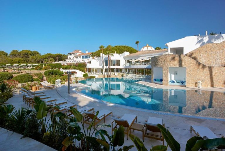 Piscina exterior de lujo con tumbonas y jardines del Vila Vita Parc Resort en el Algarve
