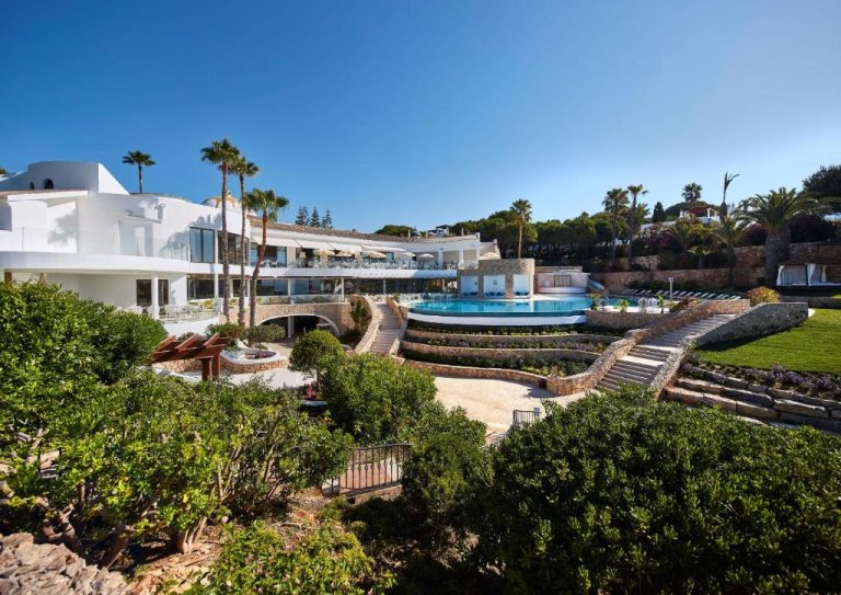 Piscina exterior con jardines escalonados y vistas panorámicas del resort Vila Vita Parc en el Algarve