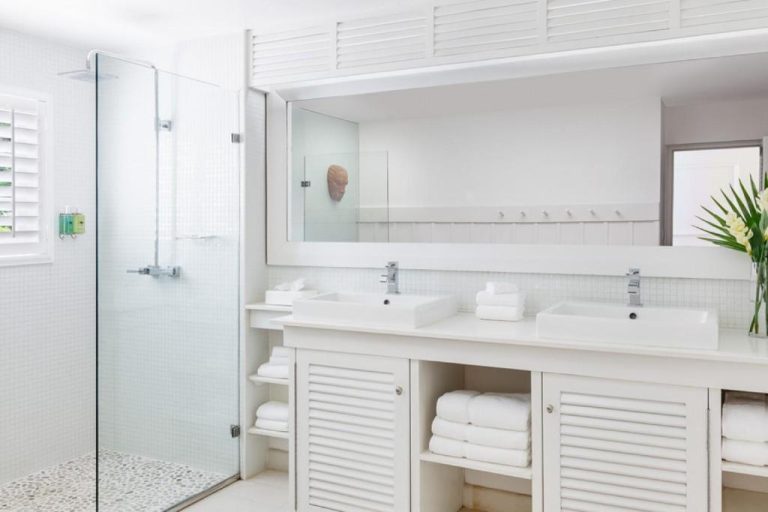 Baño doble con ducha de lluvia y lavabos empotrados blancos en Couples Sans Souci Jamaica