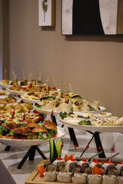 Amplio buffet libre con sushi, wraps y sándwiches en el Hotel BH San Francisco Alicante