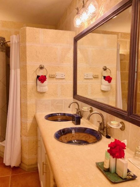 Baño de lujo con doble lavabo artesanal en Little Arches Boutique Hotel Adults Only Barbados