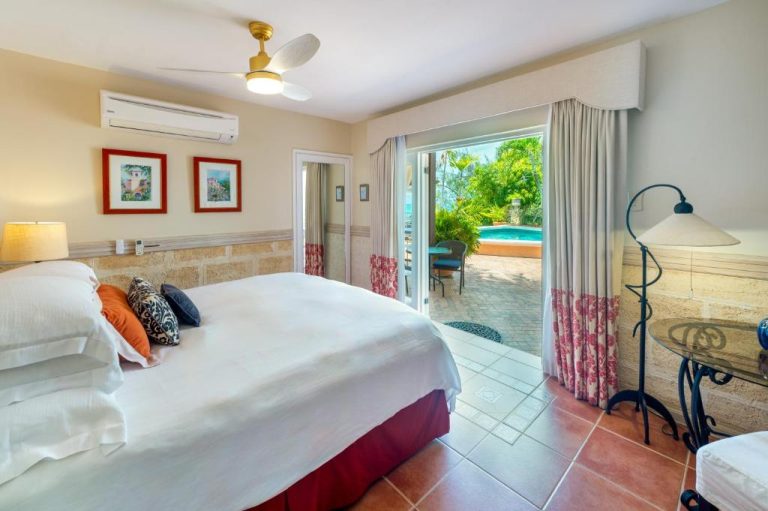 Habitación de lujo con acceso directo a la piscina exterior en Little Arches Boutique Hotel Adults Only