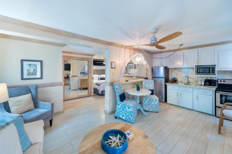 Suite con cocina equipada, salón y comedor decorados en azul del Little Arches Boutique Hotel Adults Only