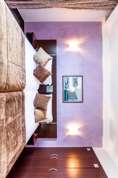 Habitación doble con cabecero tapizado y cojines decorativos en Relax Hotel Airport Nouasseur