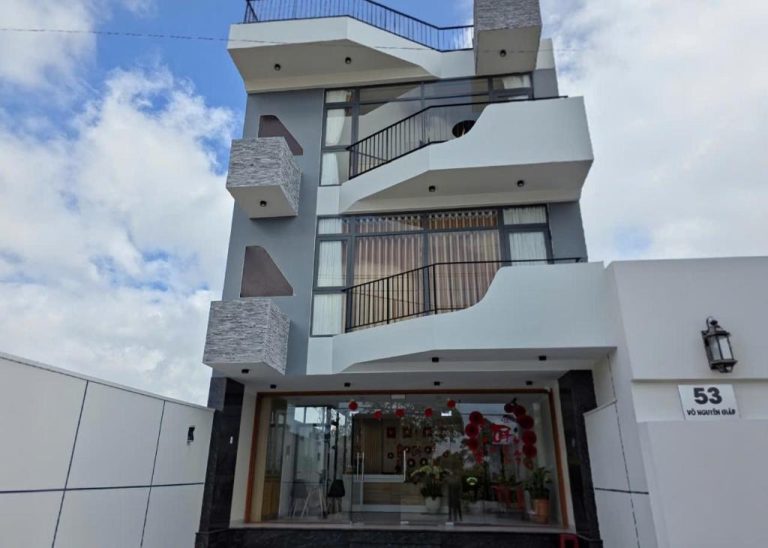 Fachada exterior moderna del Huỳnh Nga Măng Đen Hotel con balcones y entrada acristalada
