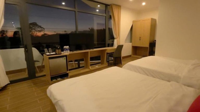 Habitación doble con dos camas y vista panorámica nocturna en Huỳnh Nga Măng Đen Hotel