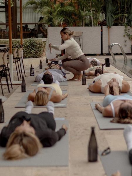 Clase de yoga y meditación junto a la piscina exterior del Osh Hotel Cartagena con instructor