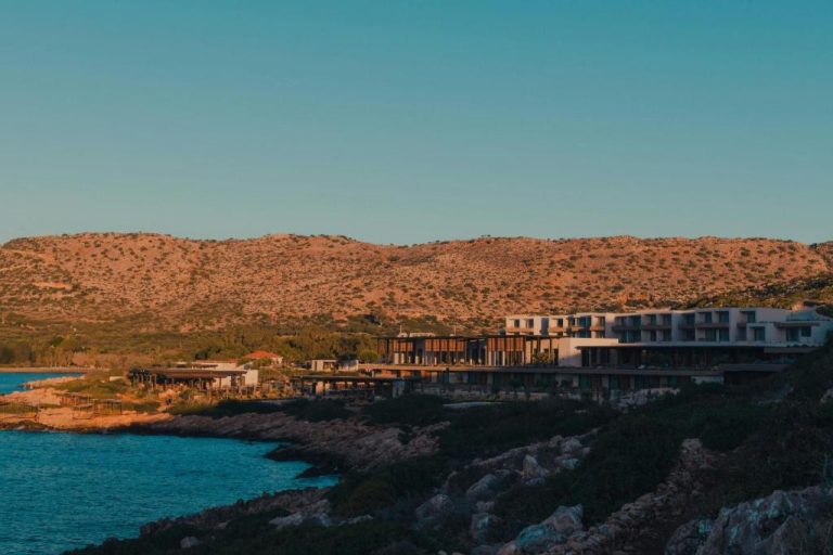 Vista aérea del JW Marriott Crete Resort & Spa con edificio moderno frente al mar y acantilados rocosos