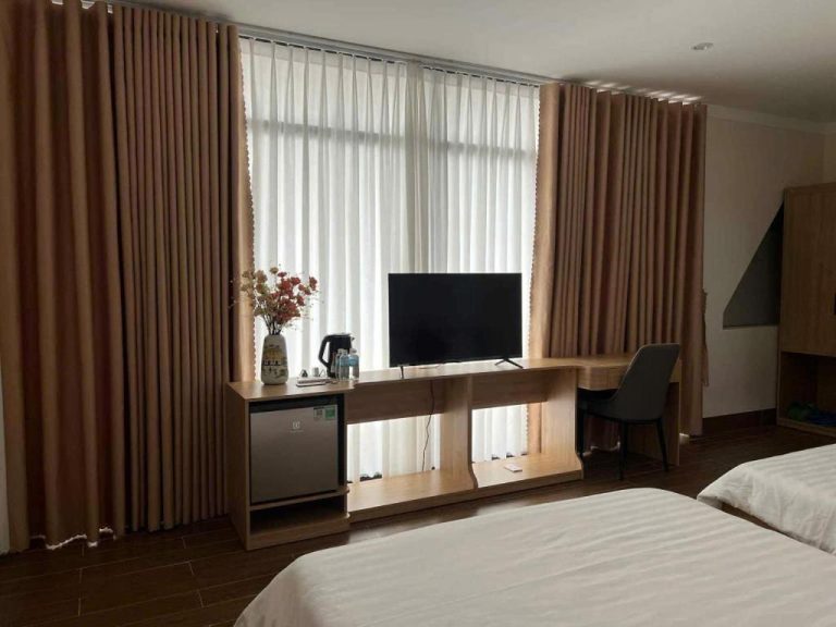 Habitación doble con escritorio, televisión y minibar en Huỳnh Nga Măng Đen Hotel