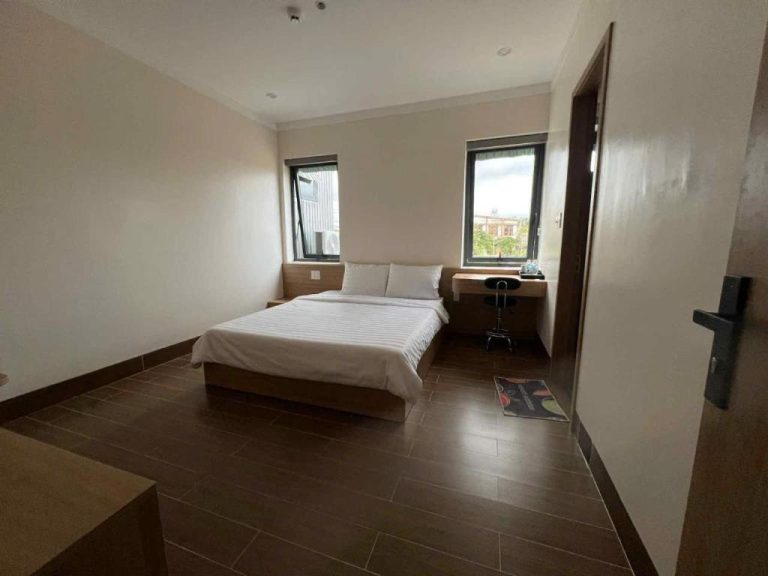 Habitación doble estándar con cama matrimonial y escritorio en Huỳnh Nga Măng Đen Hotel