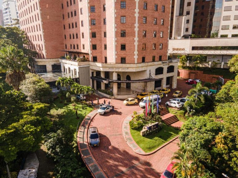 Fachada exterior y entrada principal del Hotel Dann Carlton Medellín con jardines y zona de aparcamiento