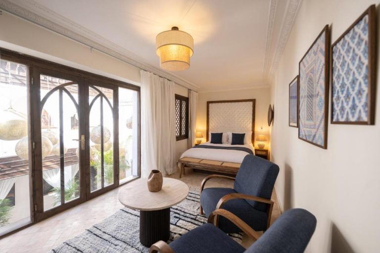 Habitación doble con terraza y decoración árabe en Riad Le Saadien, hotel adults only en Marrakech
