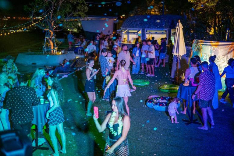 Fiesta nocturna al aire libre con flotadores y burbujas en HOMA Phuket Town