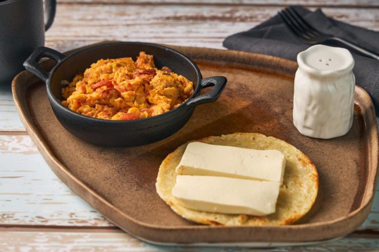 Desayuno con huevos revueltos al sartén y arepa con queso blanco en el Iconik Hotel