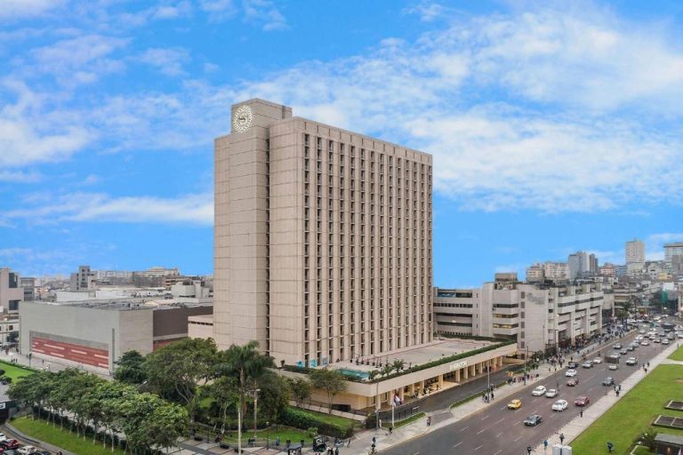 Vista aérea de la fachada exterior del Sheraton Lima Historic Center con avenida principal
