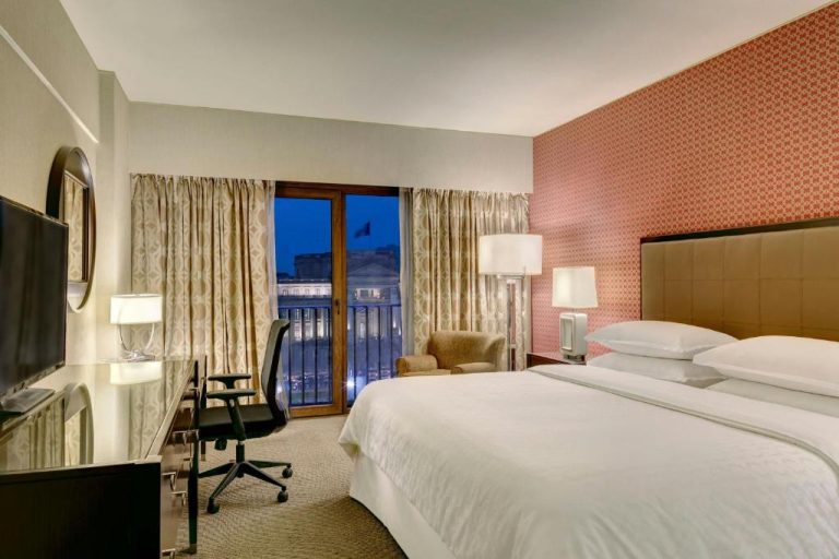 Habitación deluxe con cama king y vistas al centro histórico en el Sheraton Lima Historic Center