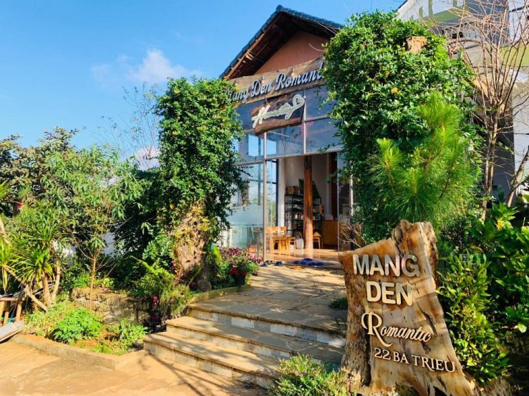 Fachada principal con jardín tropical del hotel Mang Den Romantic en 22 Ba Trieu, Vietnam