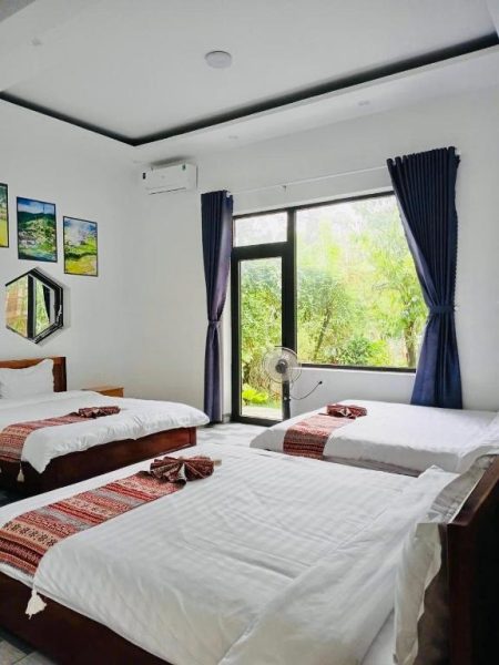 Habitación doble con dos camas y ventana con vistas al jardín en MANG DEN Romantic