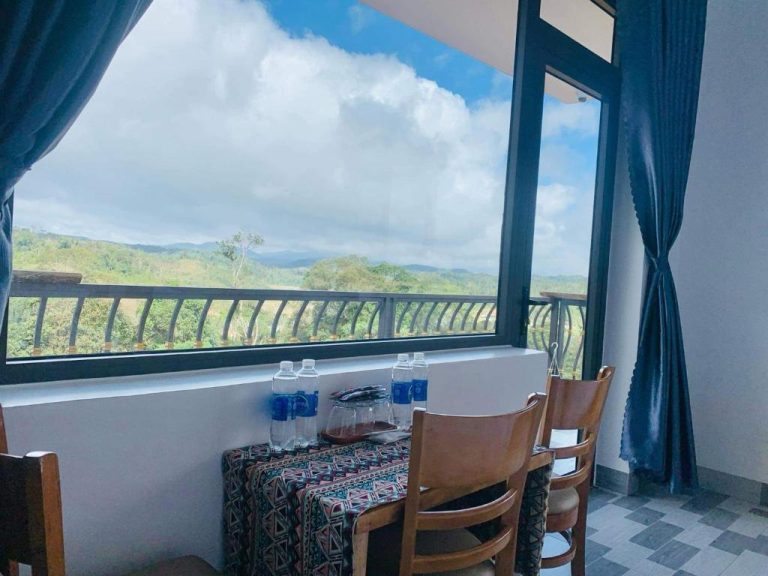 Mesa con vistas panorámicas a las montañas desde el balcón del Hotel Mang Den Romantic en Vietnam