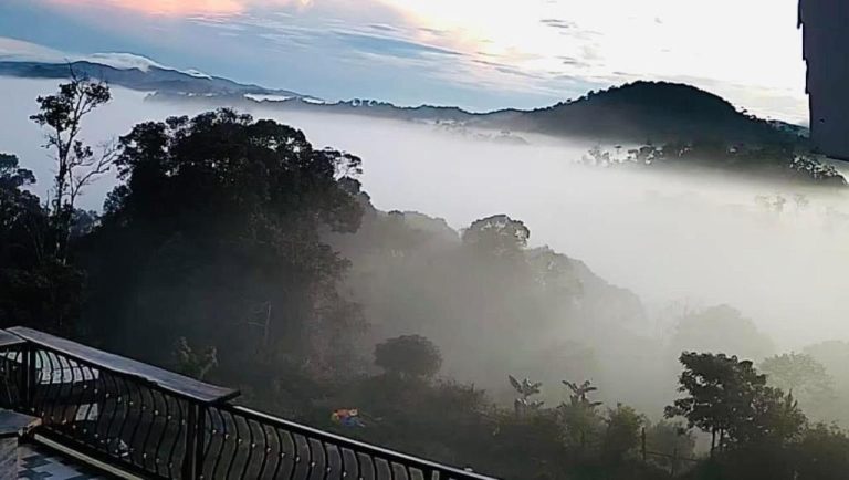 Vista panorámica al amanecer con niebla entre montañas y bosque tropical desde el Hotel Mang Den Romantic