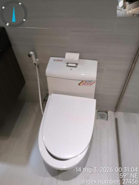 Baño moderno con inodoro blanco de la marca Javis en el Hotel Tuannaut con ducha de mano
