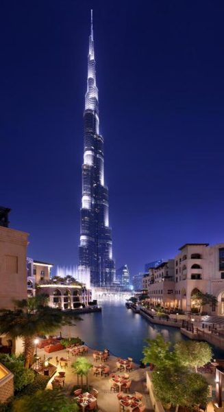 Vista nocturna del Burj Khalifa y fuentes de Dubai desde el Palace Downtown Hotel